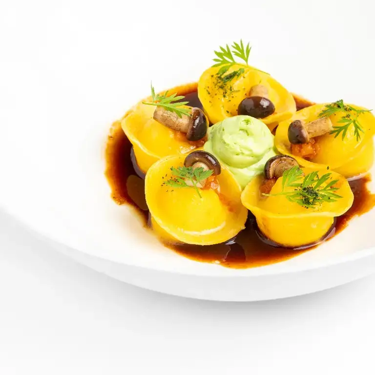 Tortello de pommes de terre, fond plat, feuilles de laurier et champignons