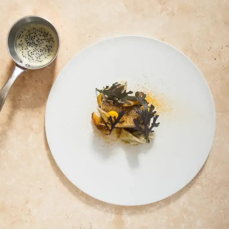 Merlan confit, artichaut barigoule, banane et beurre à l’avruga