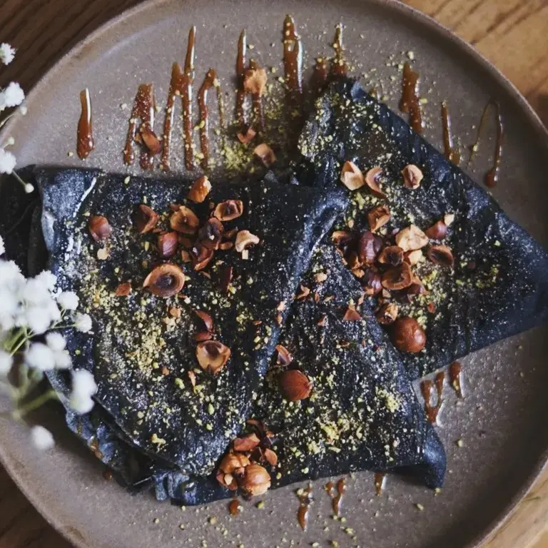 Crêpes charbon et beurre noisette