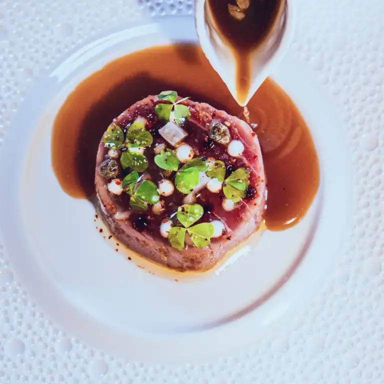 Thon Rouge Cru Confit, Croustillant de Ventrèche Fumée