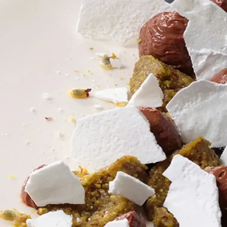 Yoni Saada : recette de ganache au chocolat, crémeux d'olives vertes et meringue poudrée