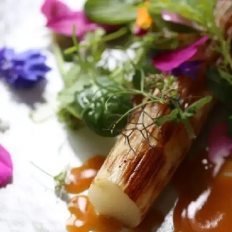 Asperges blanches grillées, herbes potagères et vinaigrette de miel d'Alexandre Couillon