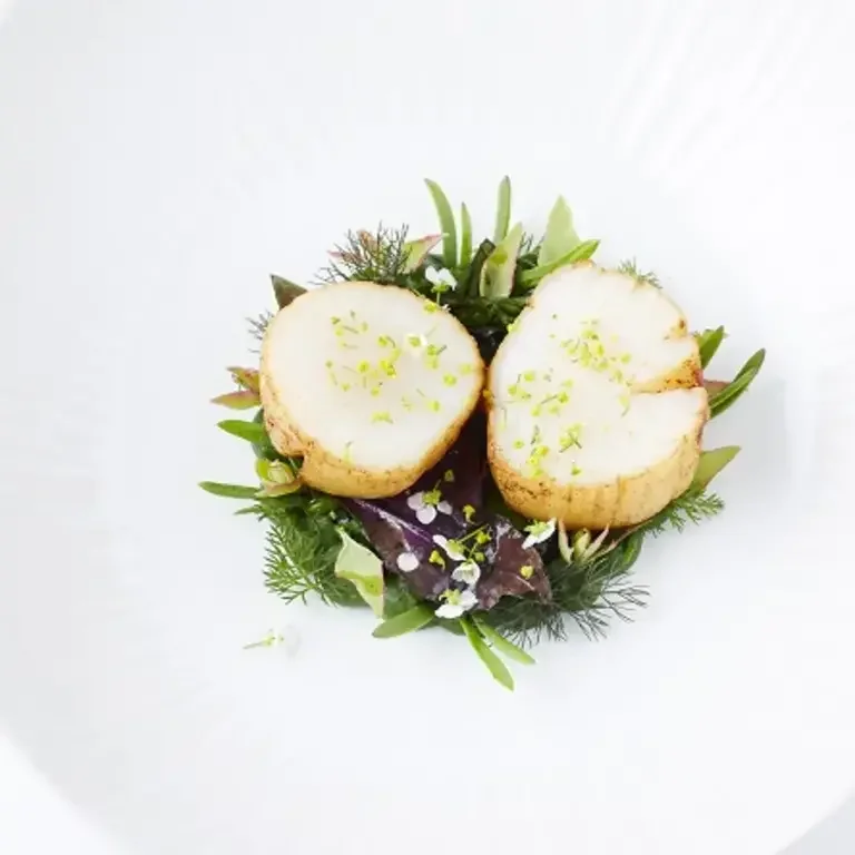 Saint Jacques rôtie, épinard japonais et petites pousses d'Anne-Sophie Pic