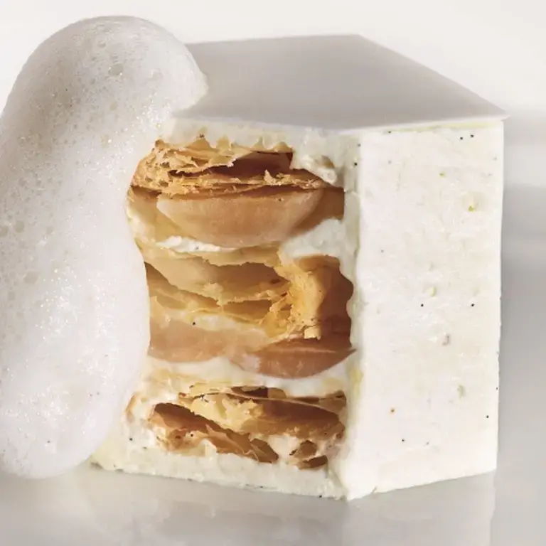 Le mille-feuille blanc, crème légère à la vanille de Tahiti, fine gelée au jasmin, émulsion au poivre d'Anne-Sophie Pic
