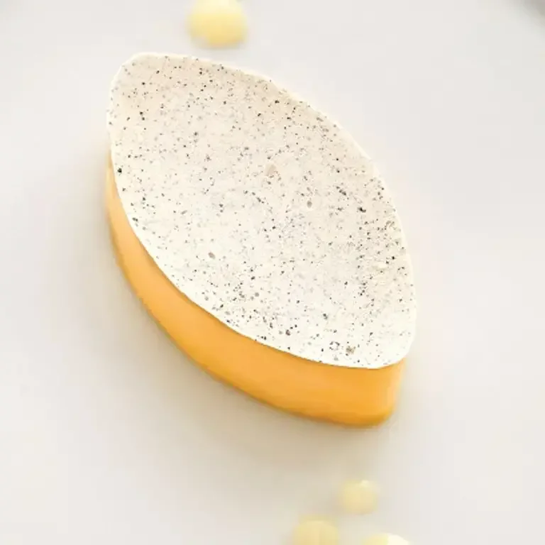 Calisson au citron jaune, crémeux citron vert, sorbet miso-fromage blanc de Jérôme Banctel