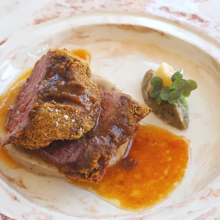 Gigot d'agneau cuit dans son sable aux flageolets