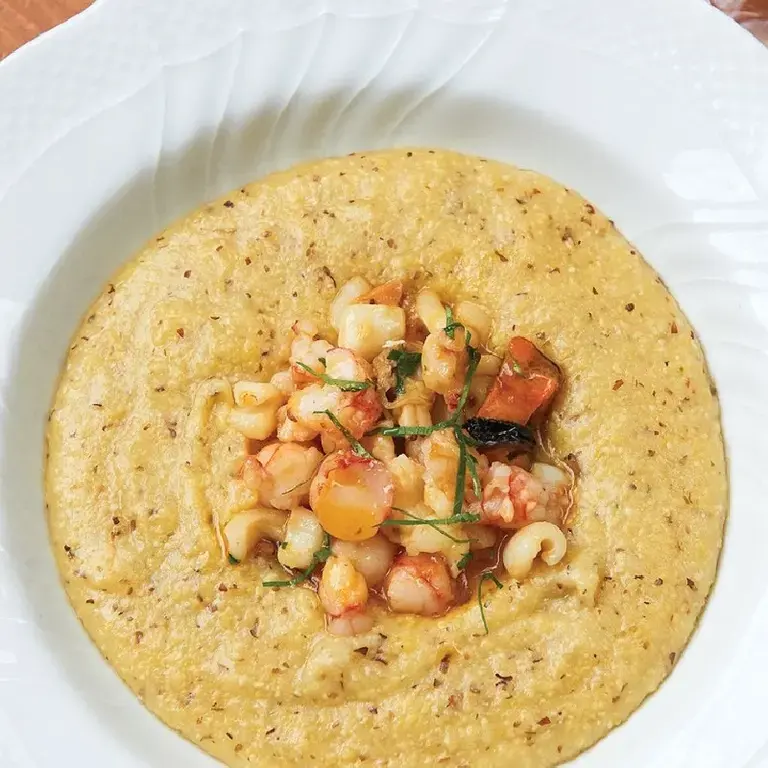 Polenta aux fruits de mer, fromage et basilic
