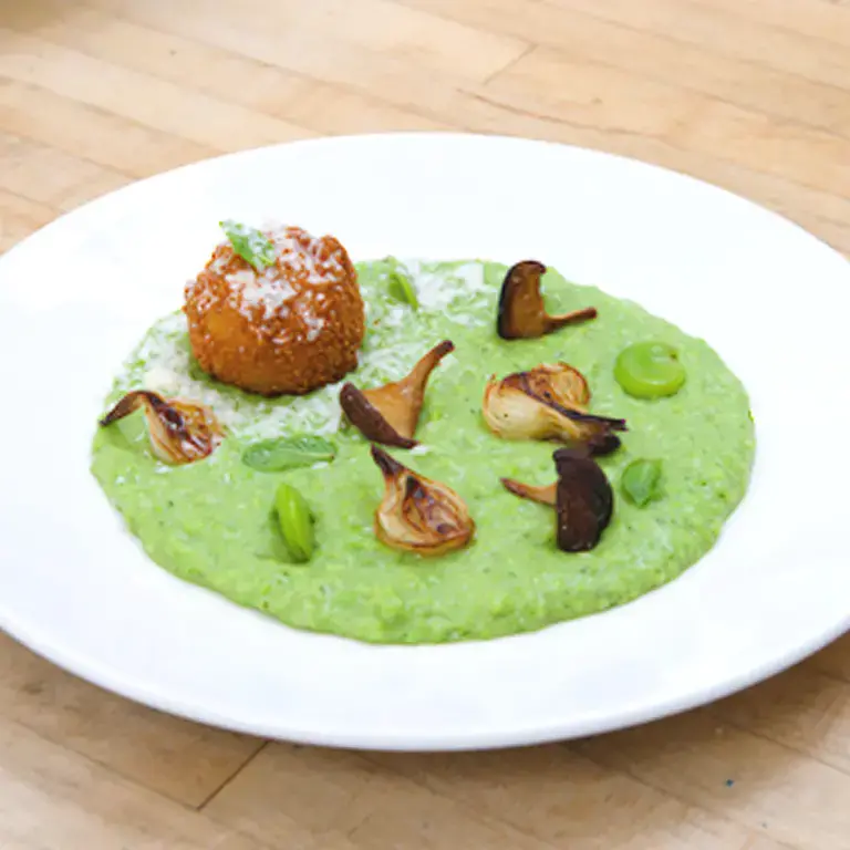 Risotto aux fèves et arancini, oignons de printemps et morilles