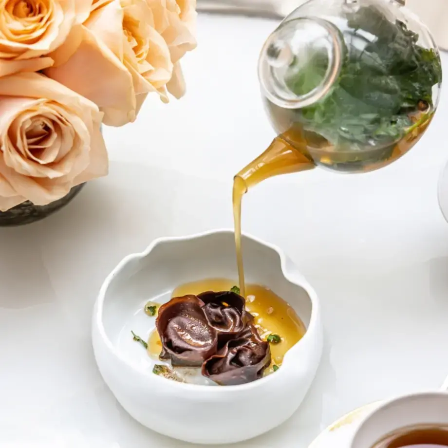 Ravioles de cacao et bouillon citronnelle gingembre four seasons George V