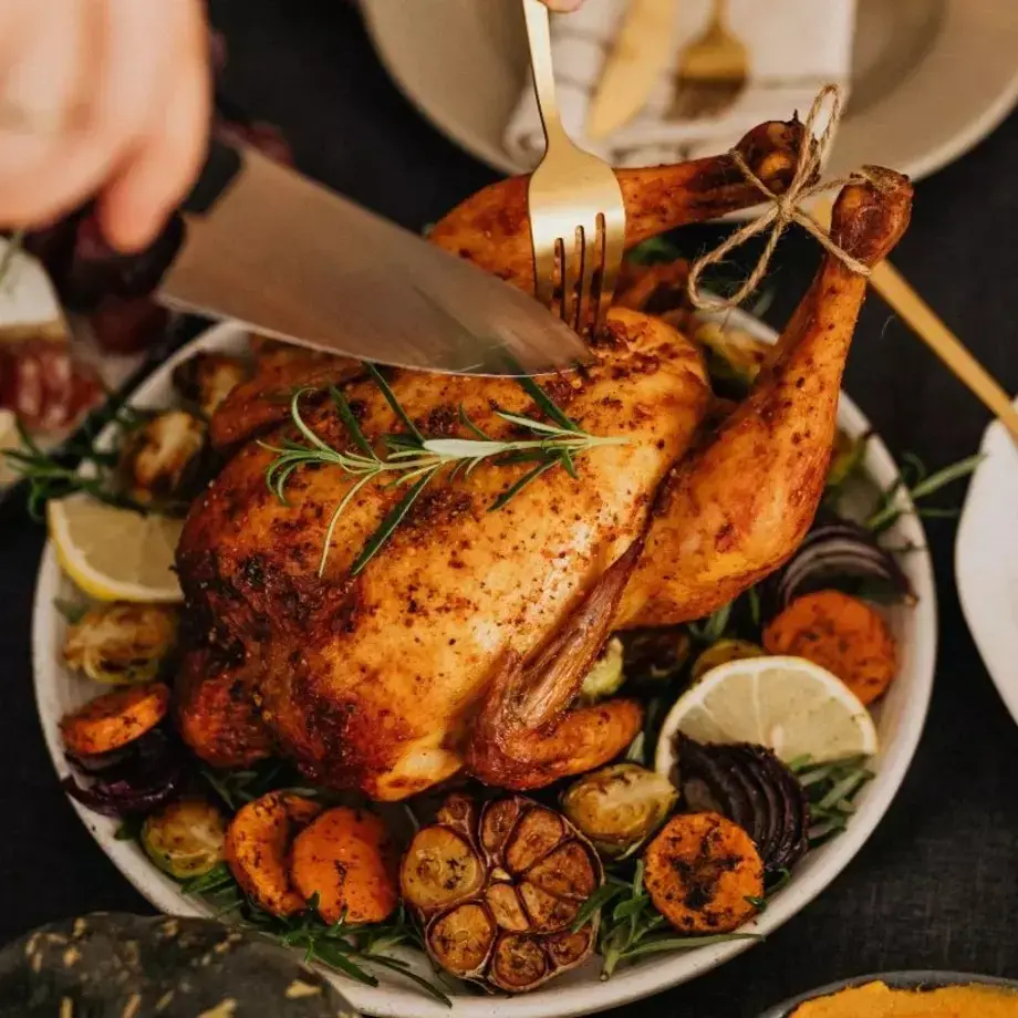 Brider un poulet est l'une de ces techniques de cuisine à l'ancienne que vous devez absolument connaître. C'est un passage re
