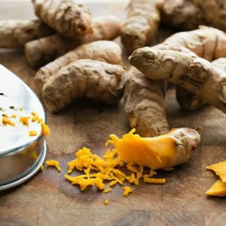 curcuma frais entier et râpé