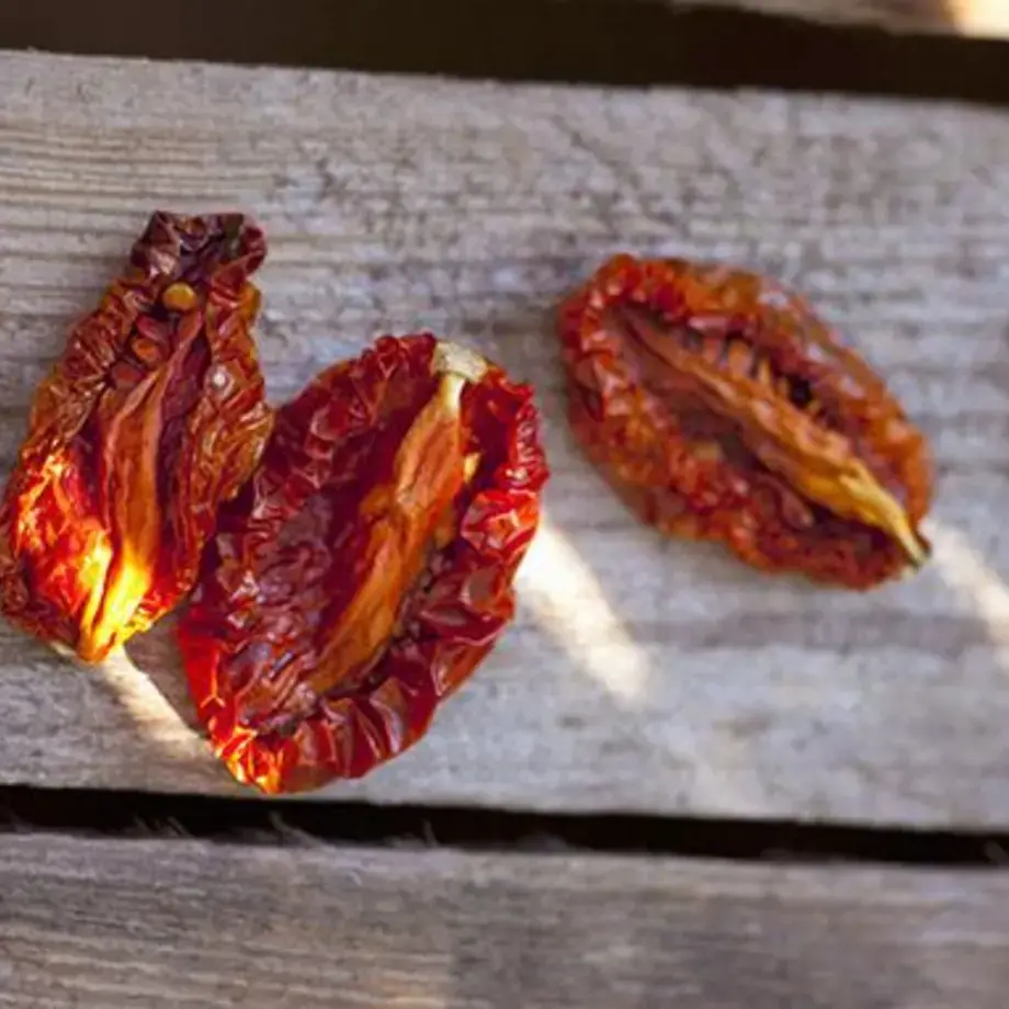 tomates séchées sur support en bois