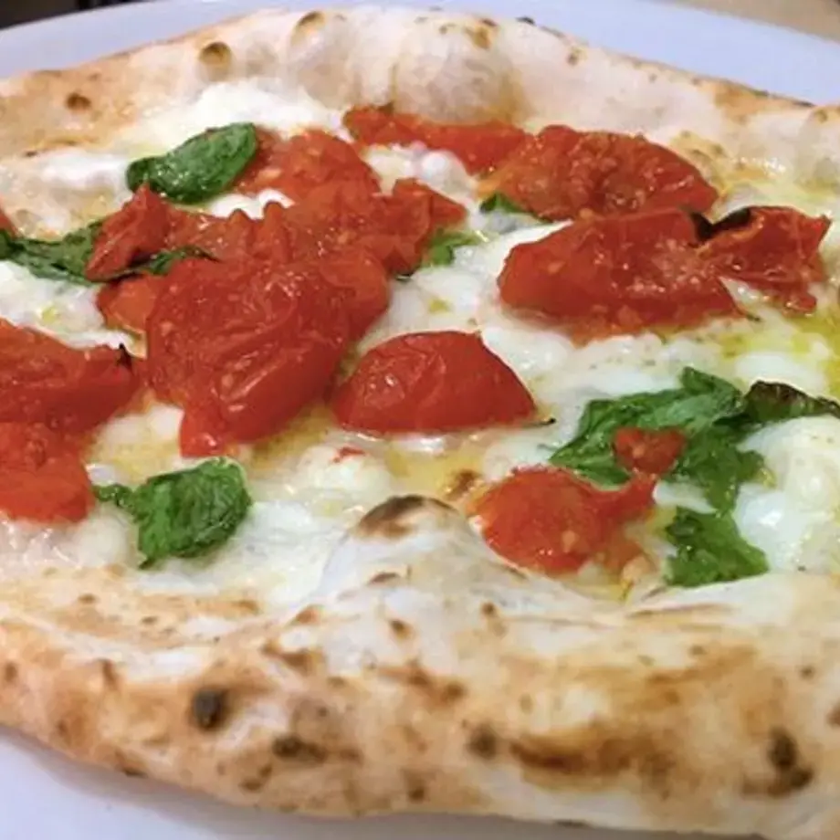 pizza napolitaine avec tomates mozzarella et basilic