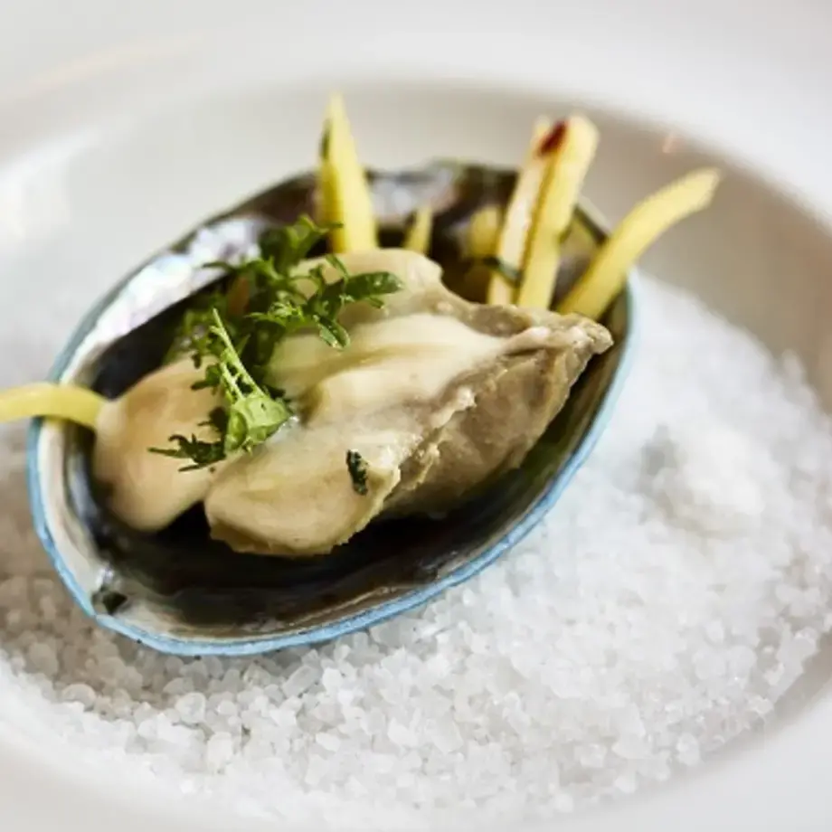 ormeau ouvert dans une coupelle avec du sel