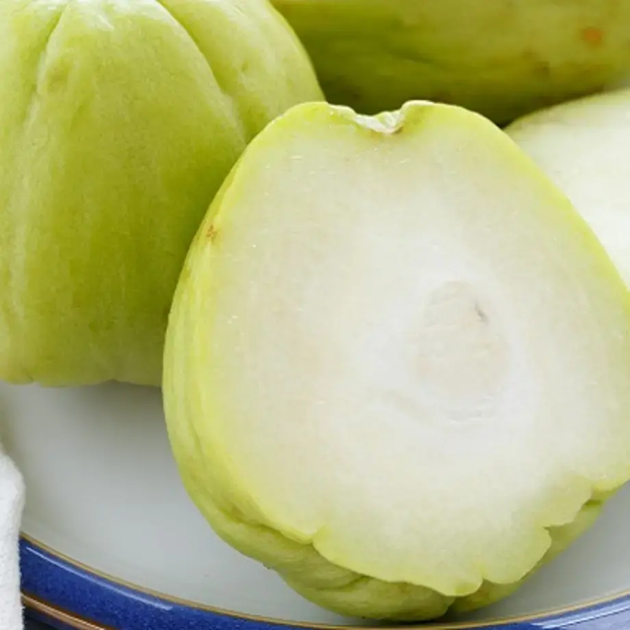 christophine entière et découpée