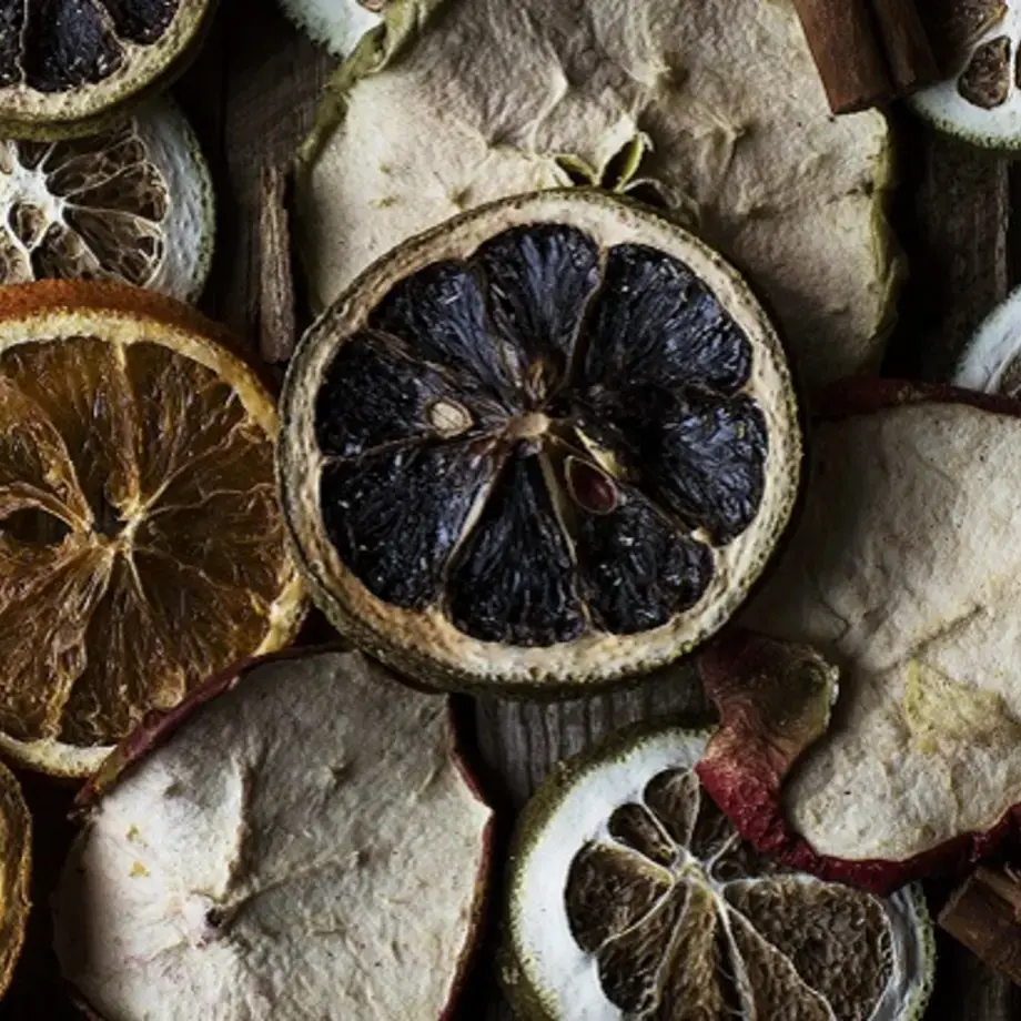 tranches de citron noir et agrumes séchés