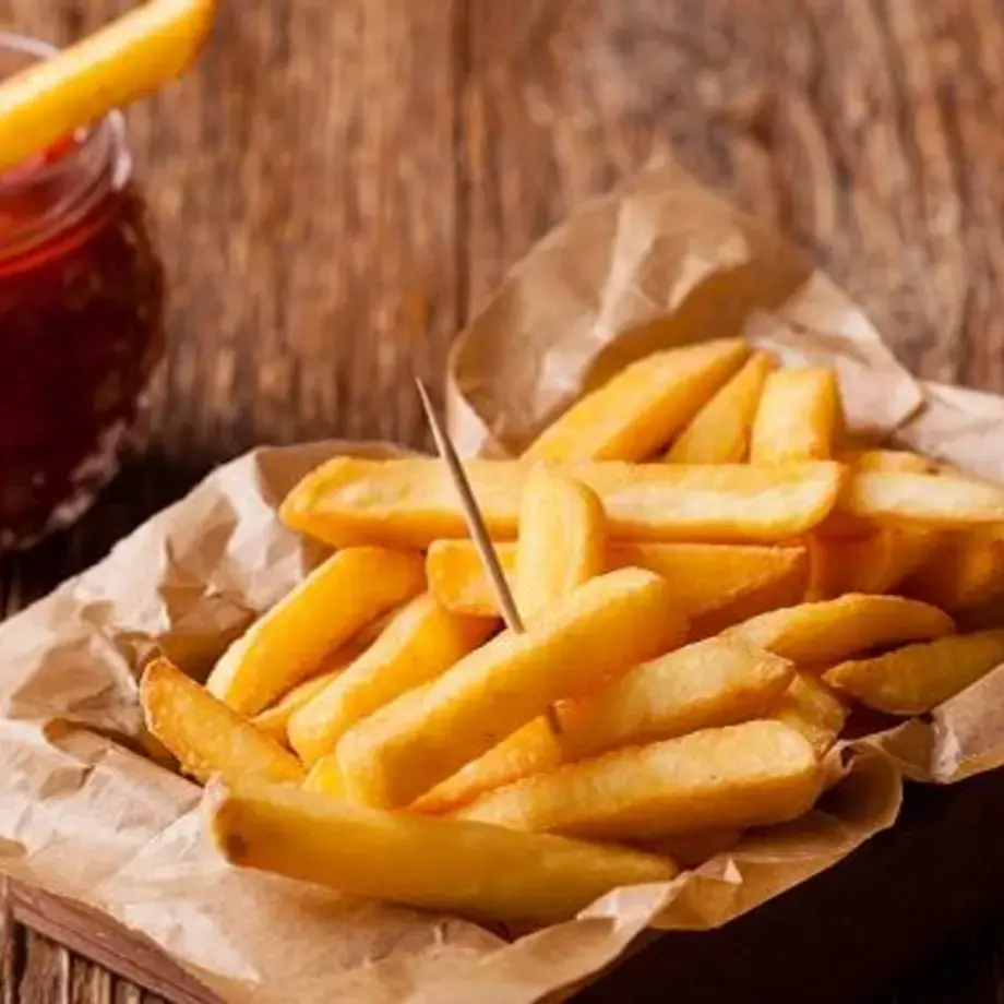 Cuire des frites à l'eau : un secret de chef pour un accompagnement moins calorique