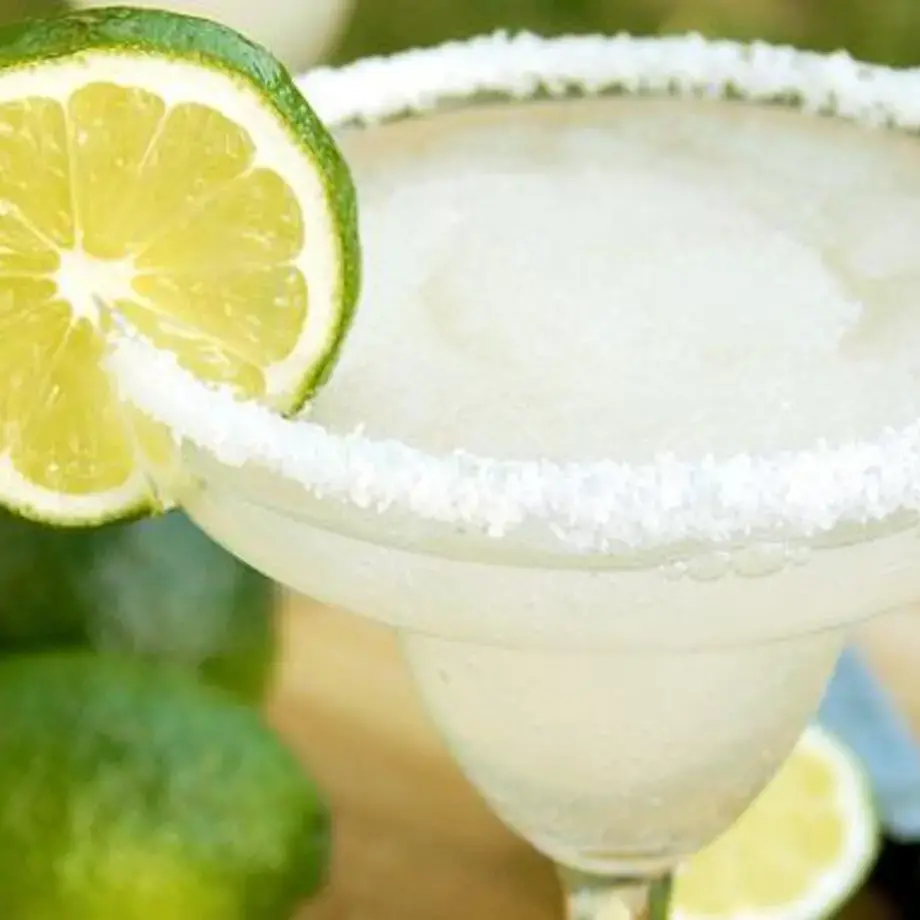 cocktail avec tranche de citron vert