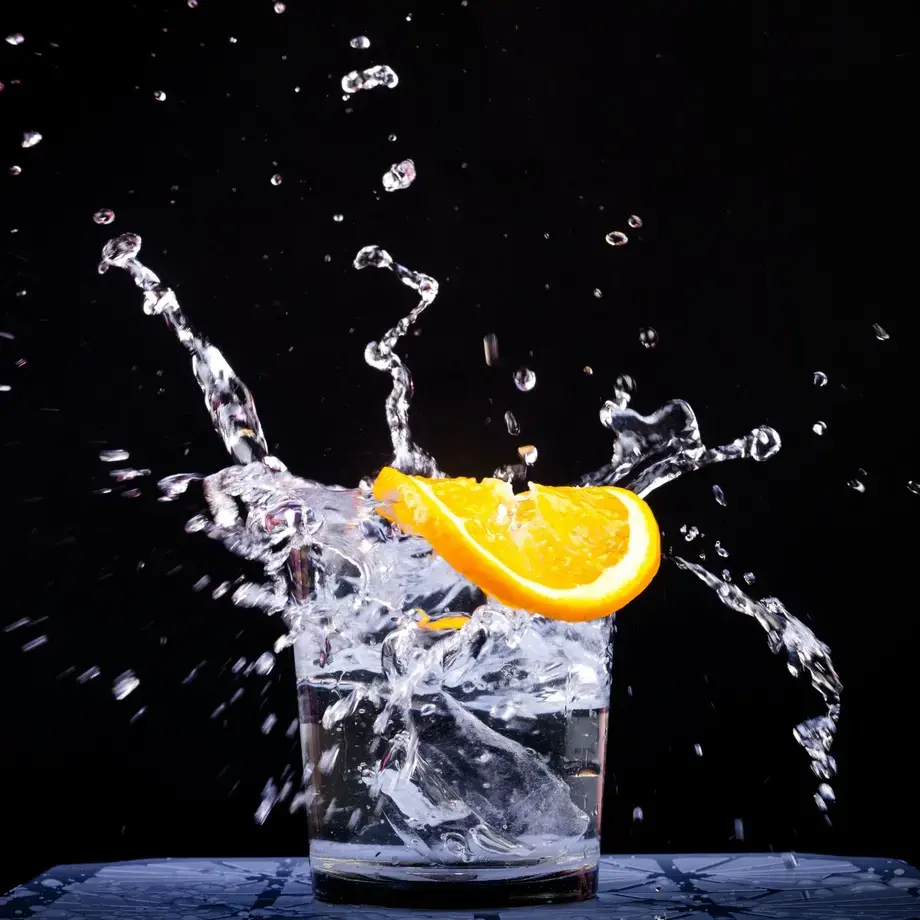 Verre d'eau avec tranche d'orange