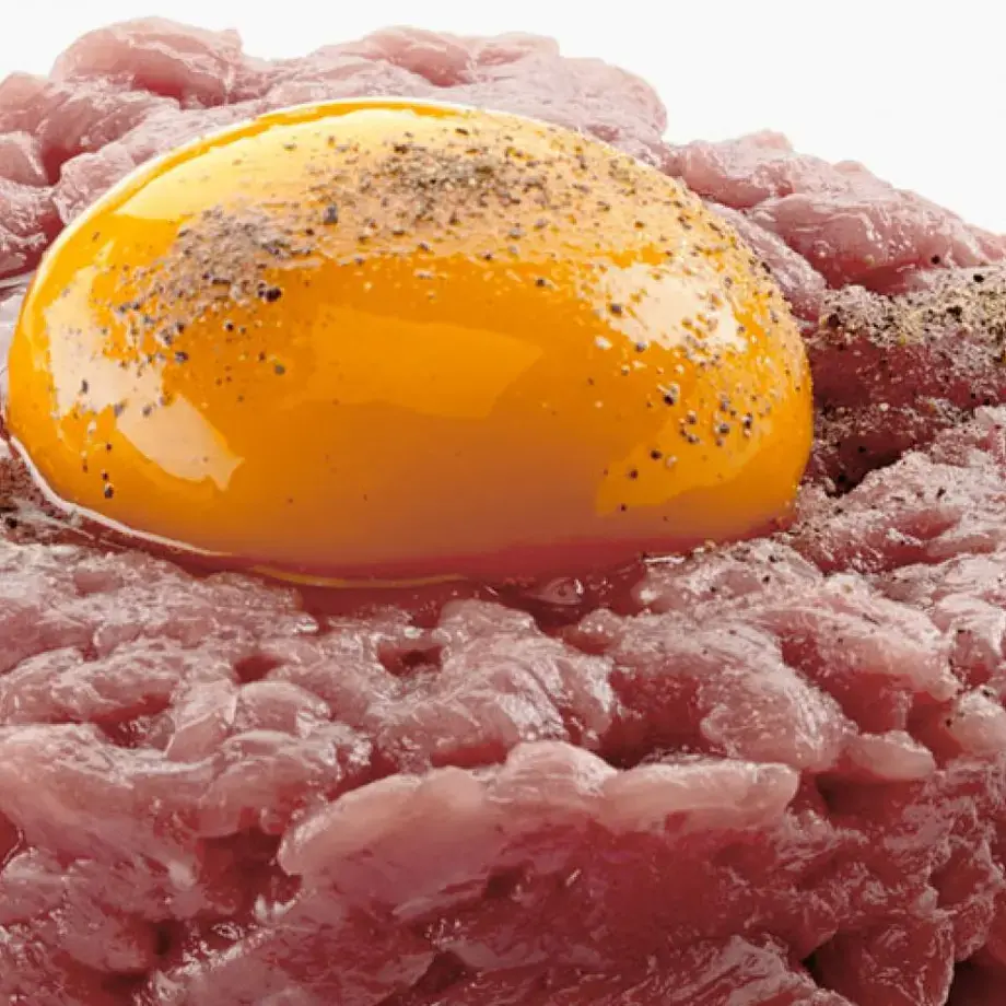 Tartare de viande de porc avec oeuf cru