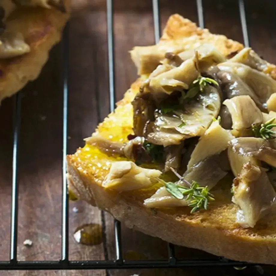 Toast apéritif : Pain grillé aux cèpes