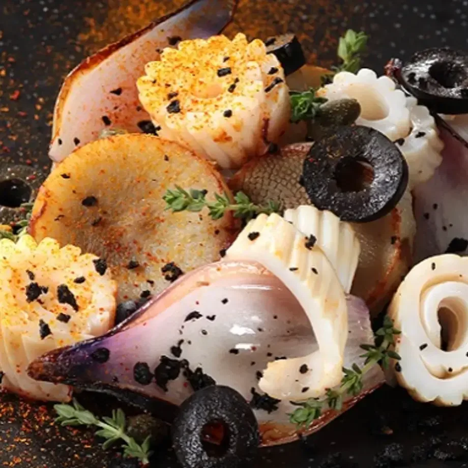 Yoni Saada : recette de calamars flashés, artichauts aux olives noires et cumin