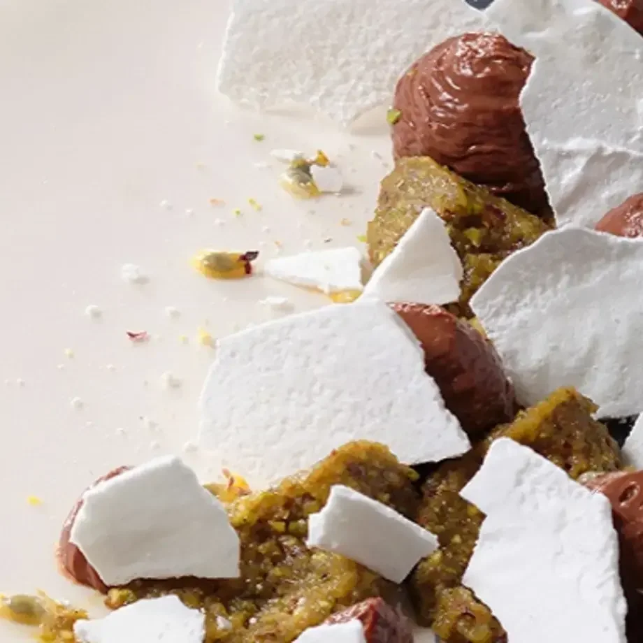 Yoni Saada : recette de ganache au chocolat, crémeux d'olives vertes et meringue poudrée