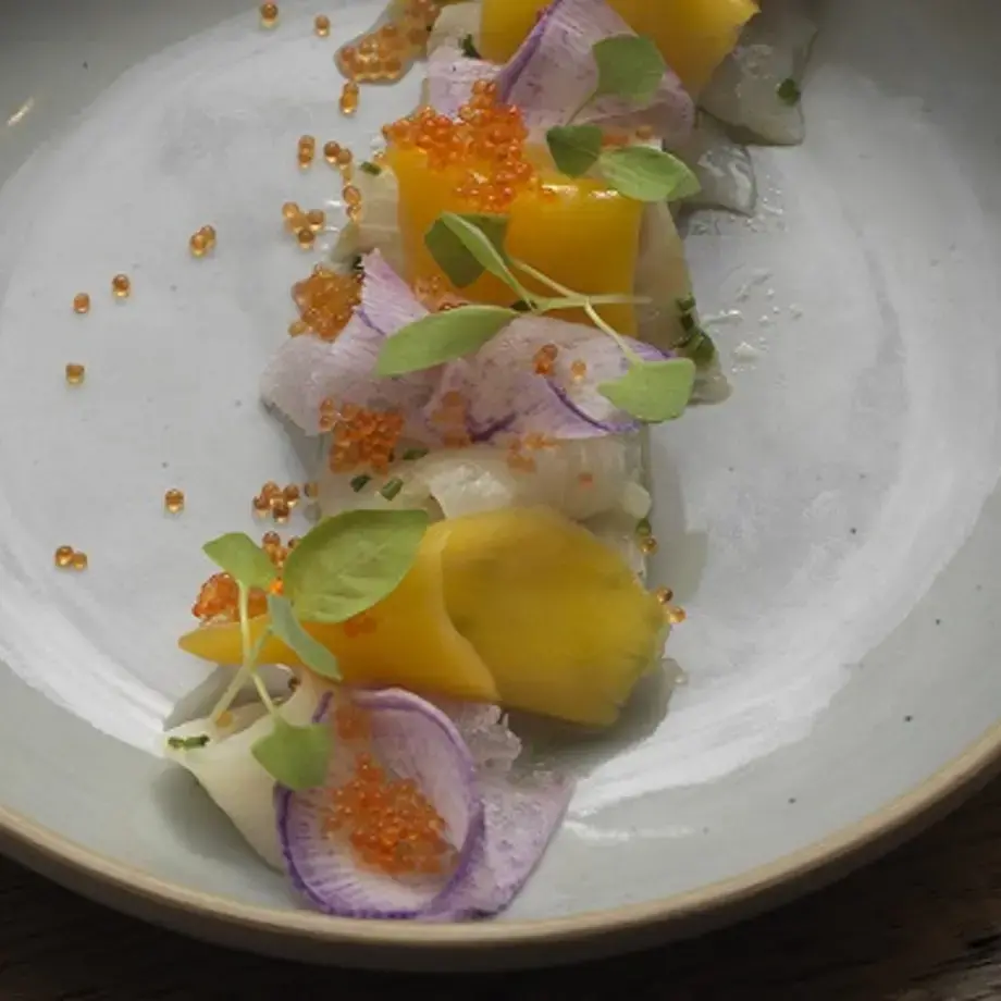Recette de sashimi de barramundi, mangues pickles, oeufs de poisson volant de William Pradeleix