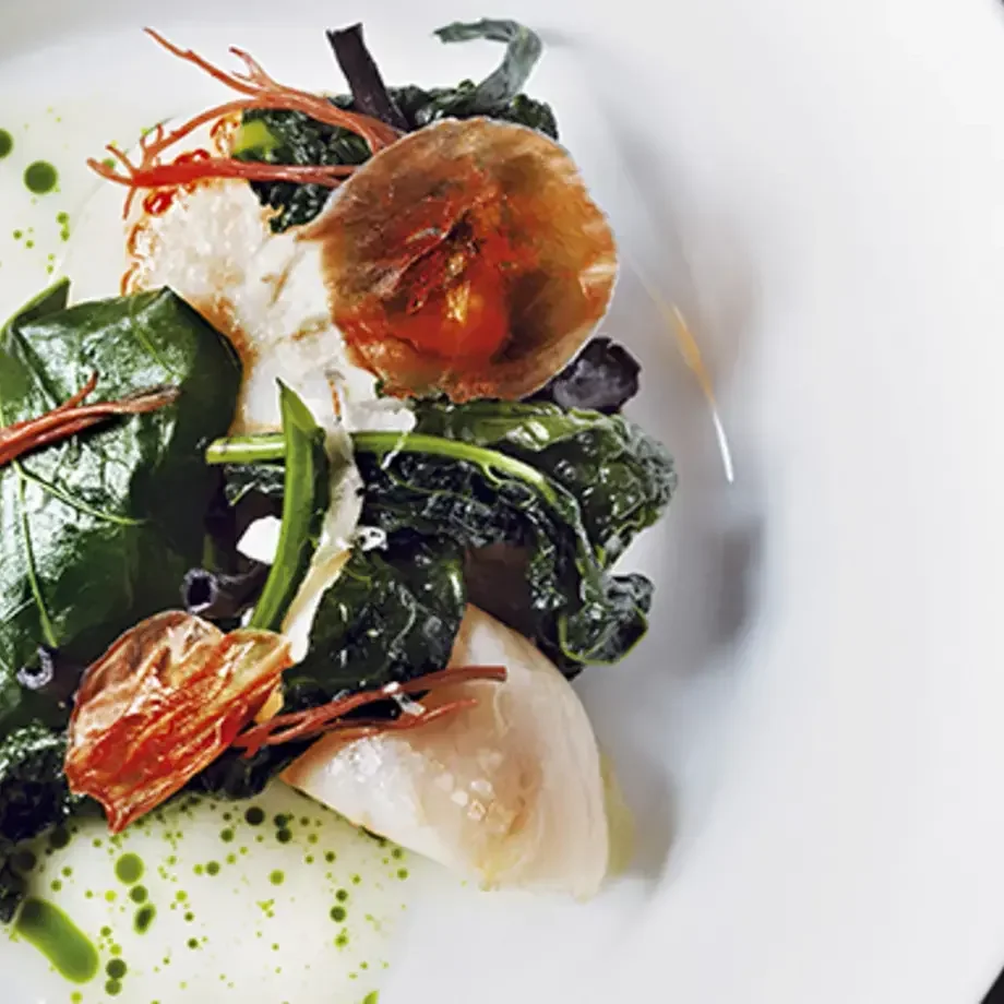 Noix de Saint-Jacques aux choux et trompettes de la mort, sauce au chou-rave