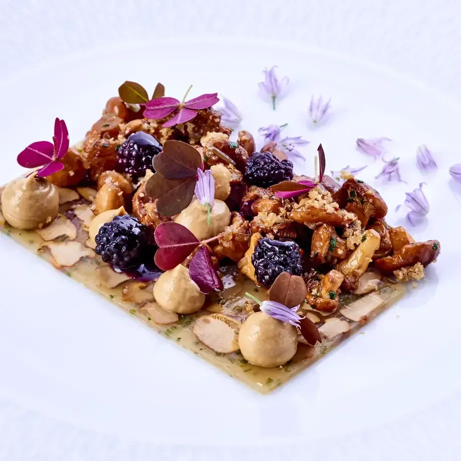 Recette de Jean-François Rouquette : fricassée de girolles, crumble de noisette et mûres au vinaigre