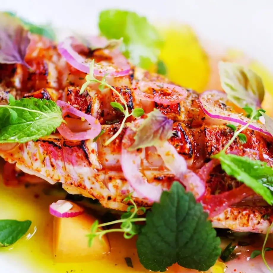 Ceviche de rouget, agrumes et jardin d'algues de Juan Arbelaez