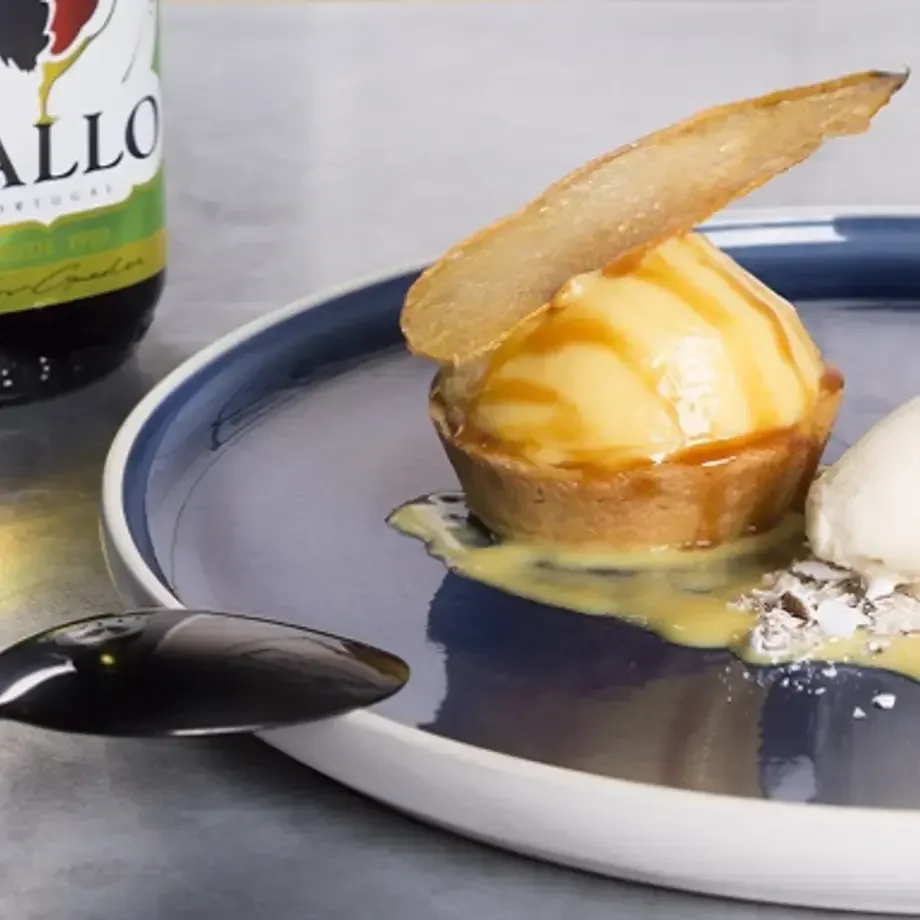 Sablé sucré, crémeux passion, glace vanille et caramel mou à l’huile olive Gallo Doux de Pierre Augé