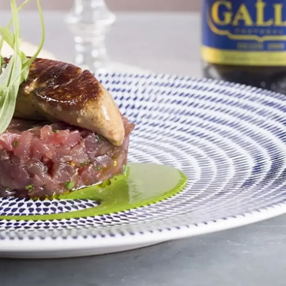 THON ROUGE DE MEDITERRANEE, FOIE GRAS POELE JUS DE BETTERAVES AU VINAIGRE DE XERES  de Pierre Augé