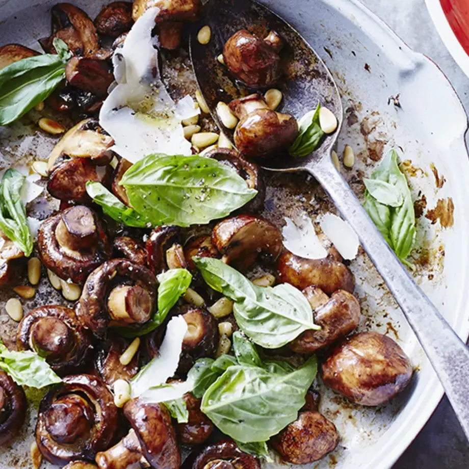 Poêlée de champignons de Paris au basilic, pignons et copeaux de parmesan