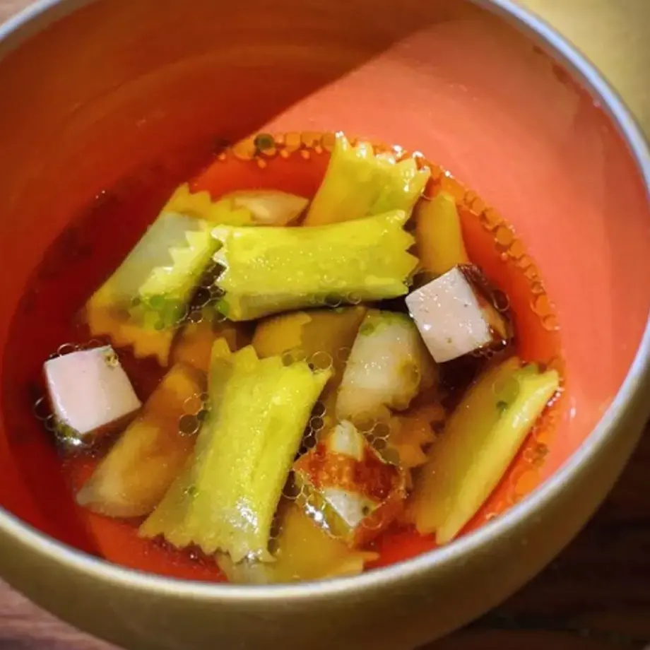 Consommé de sanglier, ravioli chou rouge, foie gras et châtaignes de Mauro Colagreco