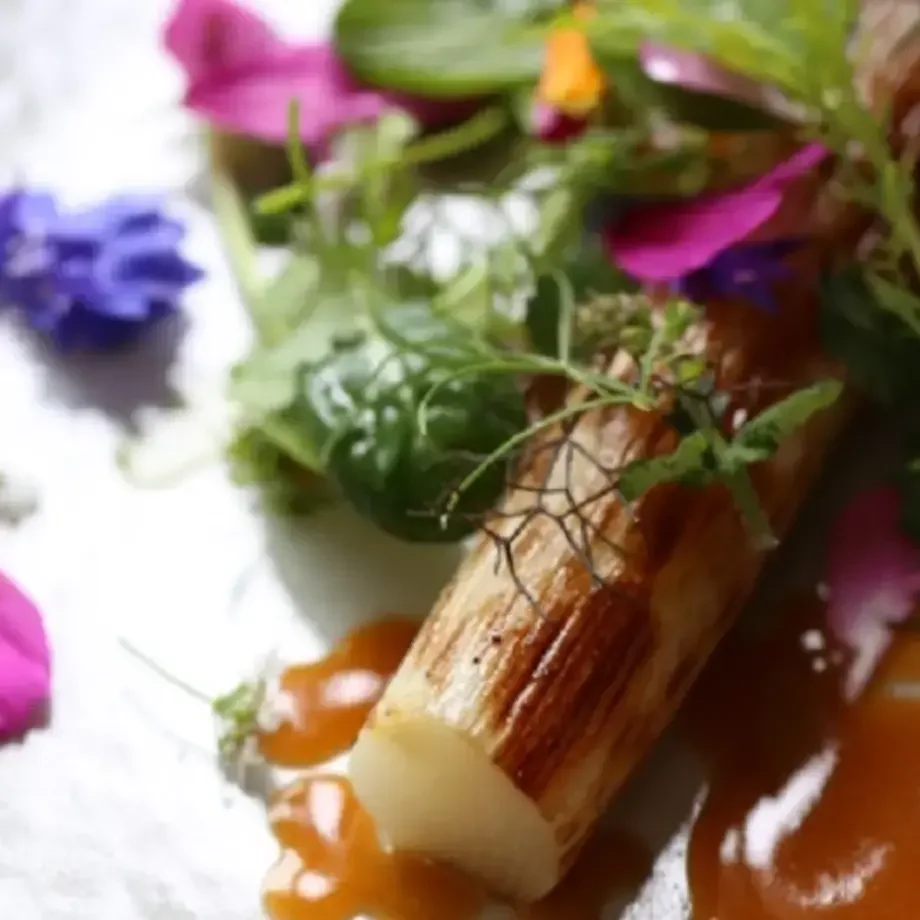 Asperges blanches grillées, herbes potagères et vinaigrette de miel d'Alexandre Couillon
