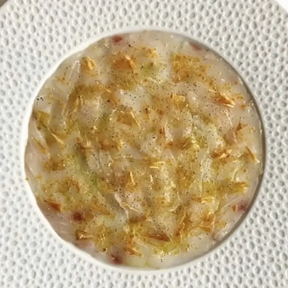 Fines tranches de mulet, huile d'olive aux feuilles de citronnier, poutargue râpée