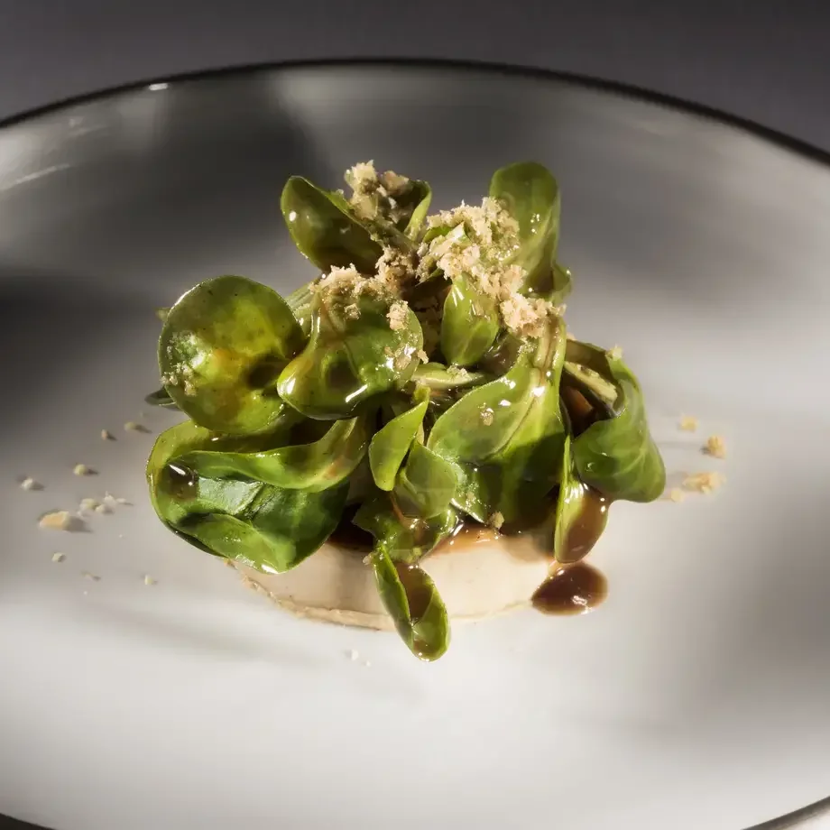 Crème noisette brûlée au muscovado, mâche vinaigrée de Cédric Perret