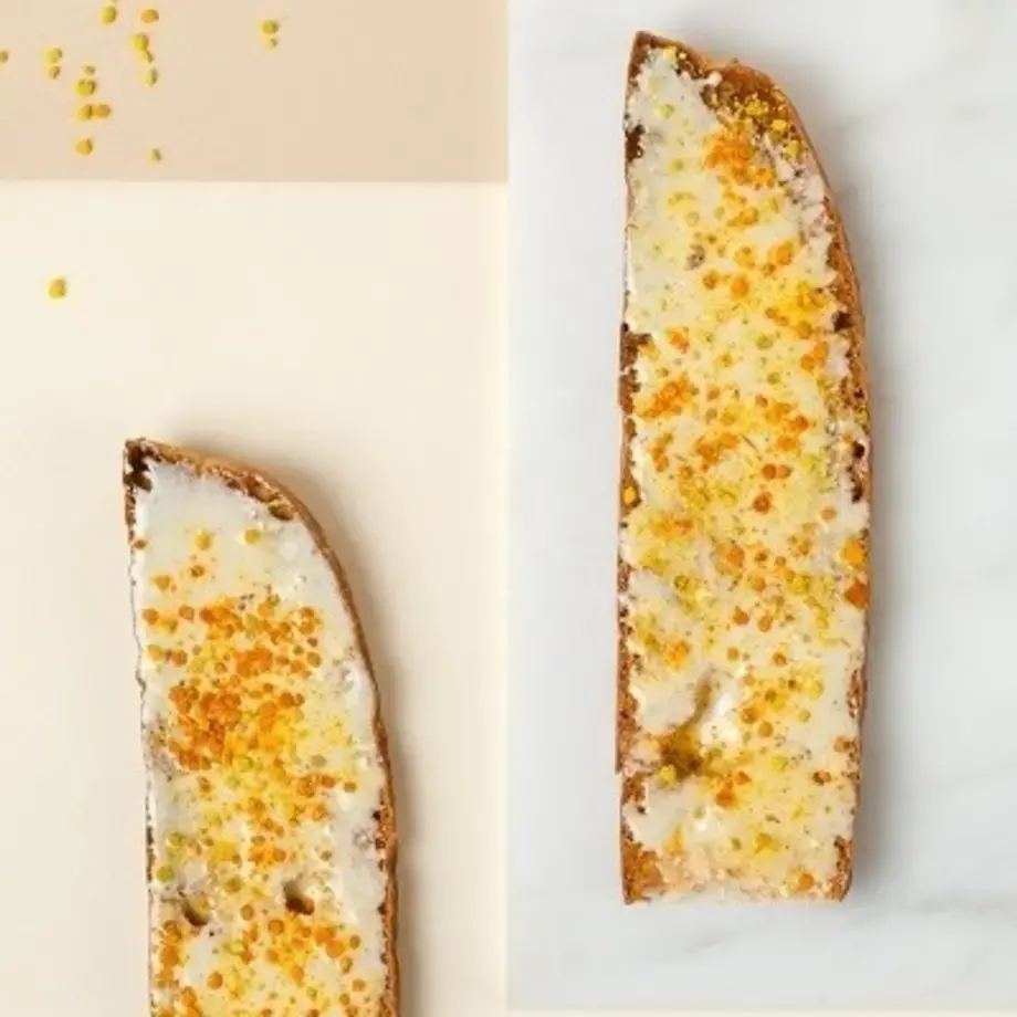 Tartines de pain à la cire, miel émulsionné, pollen frais de Jessica Préalpato