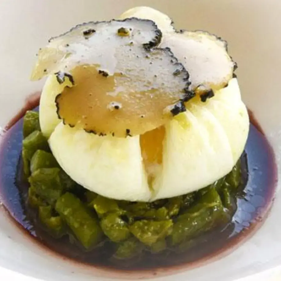 Oeufs en meurette au Chianti et Asperges confites et Truffe noire