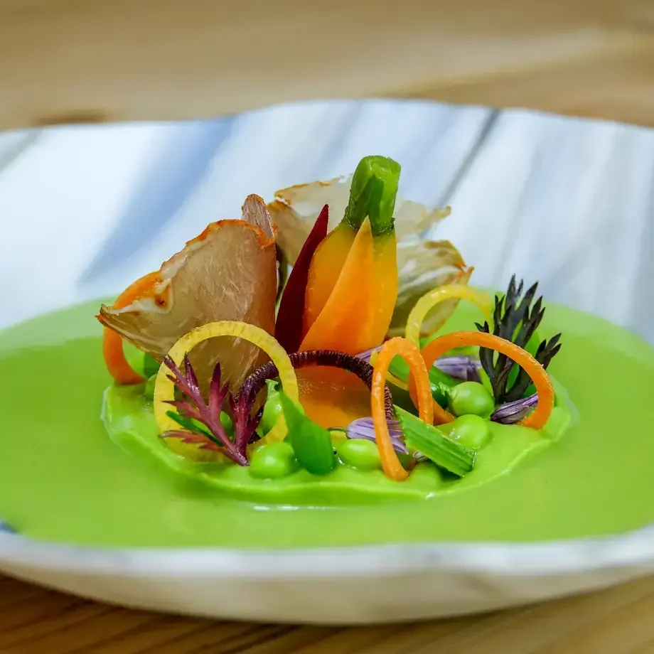 Petits pois de pays et carottes couleurs Voile de lomo ibérique, velouté de cosses et fanes