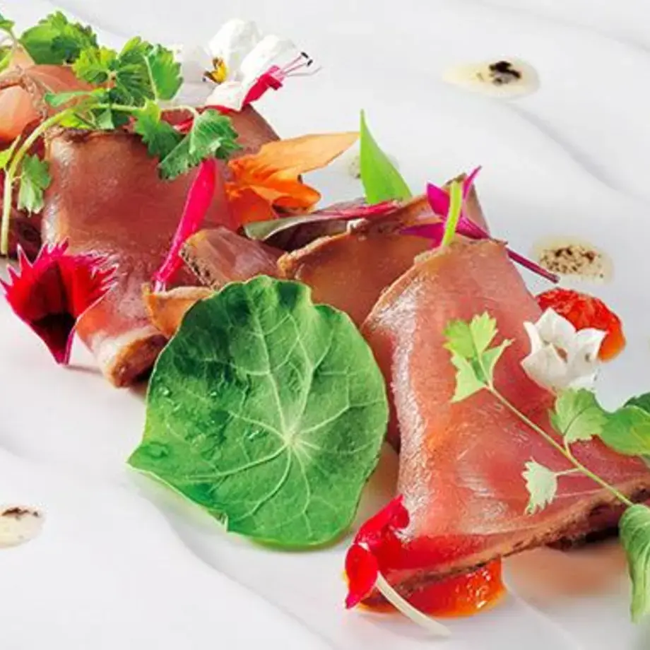 Recette de Thon jaune mariné au Basilic, Marmelade de Pamplemousse, Fenouil et Poudre de Réglisse