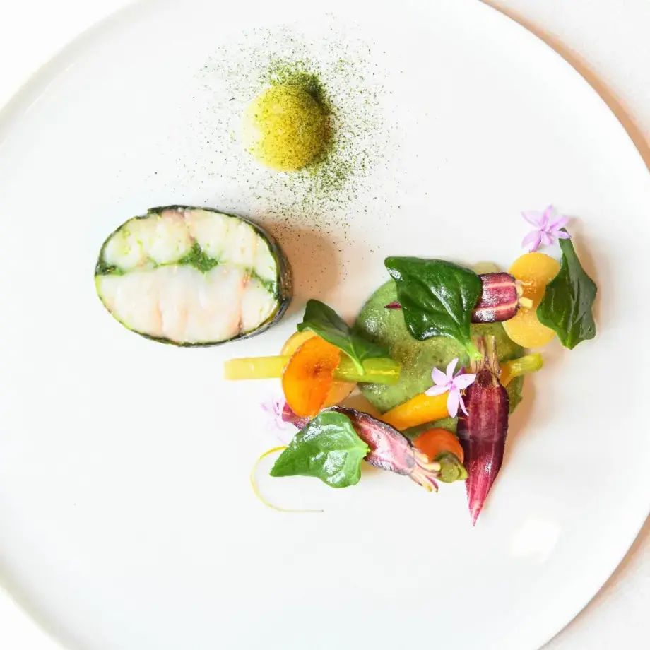 Pèche de la crié, légumes primeurs et laitue de mer Beurre blanc et huile d’orties