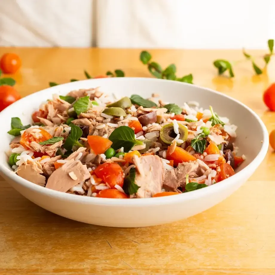 Salade de riz, thon et tomates