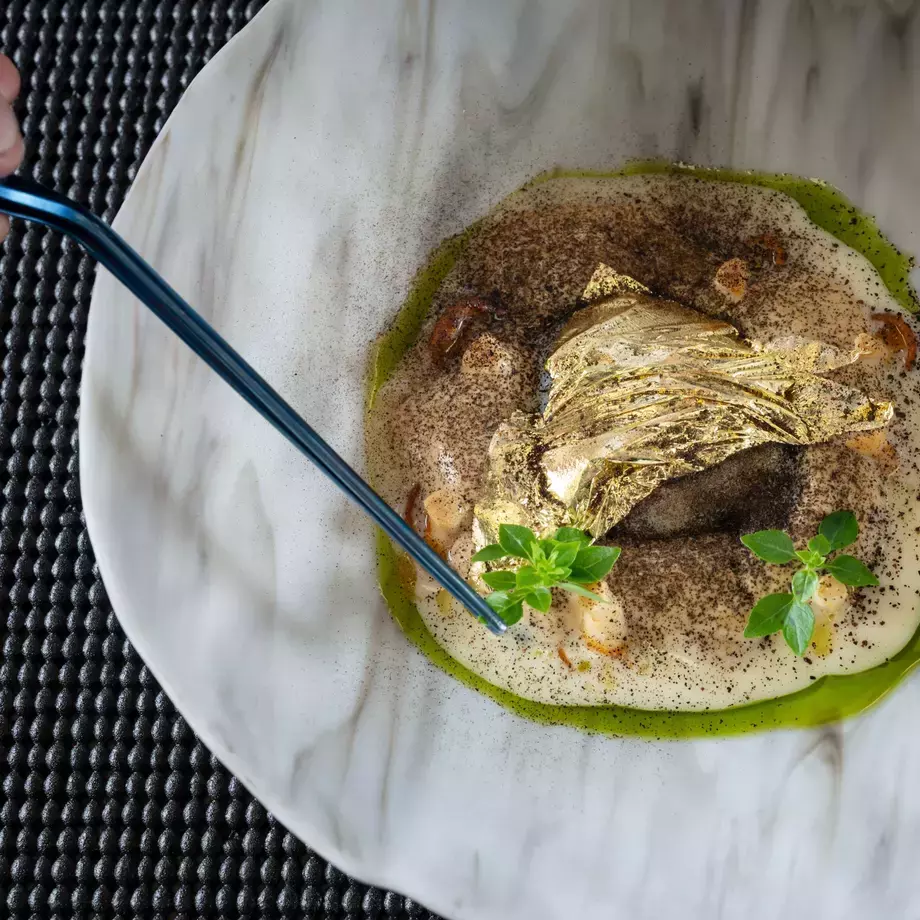 L’œuf bio parfait cuit à 63°, girolles et crème Parmesan 36 mois - Recette Massimiliano Sena