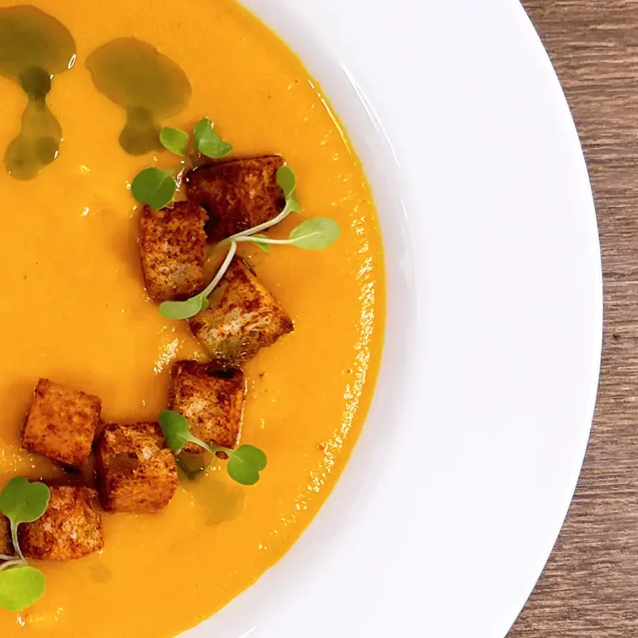 Soupe de tomates fumées avec croûtons de tomates et huile de basilic
