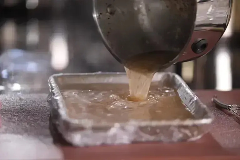 Verser le mélange dans un petit plat profond recouvert de film plastique