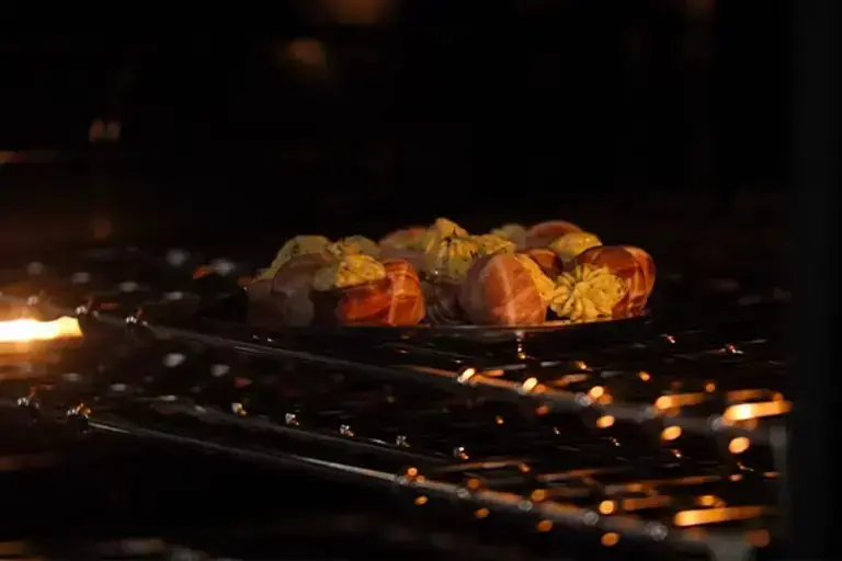 Remettre chaque escargot dans sa coquille et garnir avec le beurre à l’ail. 05.