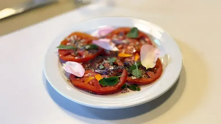 Carpaccio de tomates aux fleurs de montagne dressé