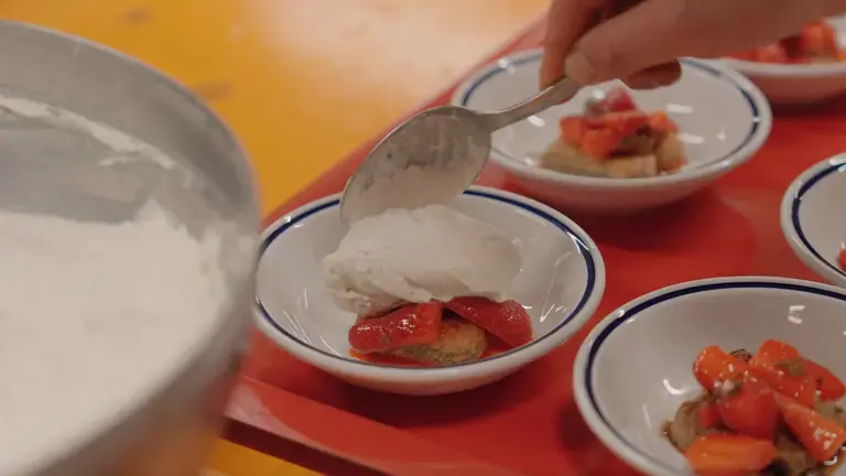 La cheffe dresse les desserts